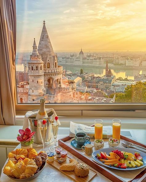 Breakfast with a spectacular view. (Budapest, Hungary) Affordable Honeymoon, Hungary Travel, Fotografi Kota, Paris Jackson, Honeymoon Packages, Deilig Mat, Dream Travel Destinations, Budapest Hungary, Vacation Places