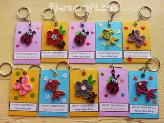 Quilling Keychains Diy, Quilling Keychain Ideas, Quilling Keychains, Quilling Rakhi, Quilling Butterfly, Paper Quilling Earrings, Paper Quilling Cards, Paper Quilling Jewelry, Quilling Work