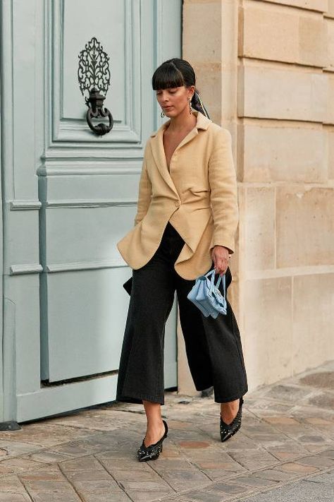 The Latest Street Style From Paris Fashion Week Pinterest@sora2015 Beige Outfit, Paris Fashion Week Street Style, Spring Street Style, Street Style Inspiration, Fashion Week Street Style, Autumn Fashion Women, Mode Style, Look Chic, Womens Fashion Trends