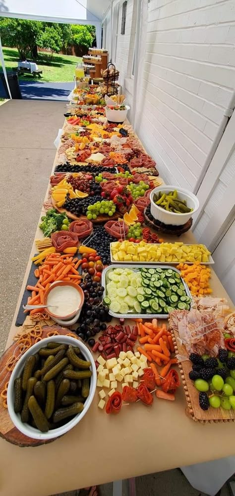 Graduation Party Snacks, Food Ideas On A Budget, Graduation Snacks, Graduation Party Food Ideas, Grad Party Food, Graduation Party Food, Grad Party Theme, Charcuterie Table, College Grad Party