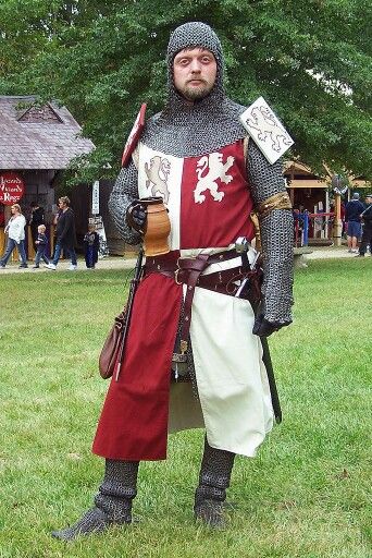 Crusader knight with chainmail armor and red and white heraldic surcote and ailettes Medieval Chainmail Armor, Tabard Medieval, Knight Tabard, Chainmail Knight, Medieval Tabard, Knight Chainmail, Bretonnian Knight, Chainmail Armor, Knight Outfit