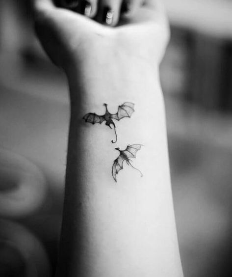 Tiny dragon tattoos on the wrist, who else would love to be the dragon queen? | www.otziapp.com A Small Tattoo, Orca Tattoo, Dragon Tattoo Ideas, Dragons Tattoo, Tattoo Diy, Hamsa Tattoo, Tiny Dragon, Cat Tattoos, Disney Tattoo