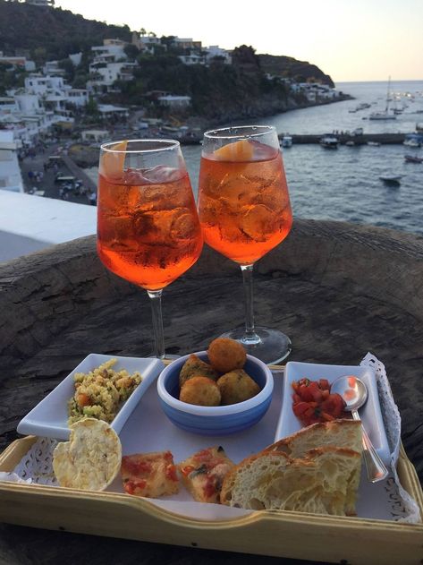 Brunch Mesa, Elsie Green, Aeolian Islands, Snack Board, Summer Snacks, Pretty Drinks, Italian Summer, Aperol Spritz, Wine Drinks