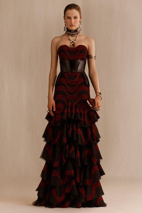 Alexander McQueen Resort 2019 Fashion Show Collection: See the complete Alexander McQueen Resort 2019 collection. Look 27 Alexander Mcqueen Outfit, Mcqueen Outfit, Mcqueen Couture, Alexander Mcqueen Resort, Alexander Mcqueen Couture, Alexander Mcqueen Dresses, Mcqueen Fashion, Gaun Fashion, Couture Mode