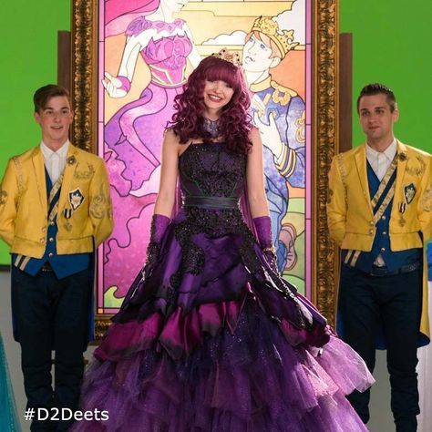 Descendentes 2 Mal Mal Descendants 2, Disney Descendants Mal, Descendants Pictures, Descendants Wicked World, Cotillion Dresses, Evie Descendants, Mal Descendants, Descendants Costumes, Disney Descendants Movie