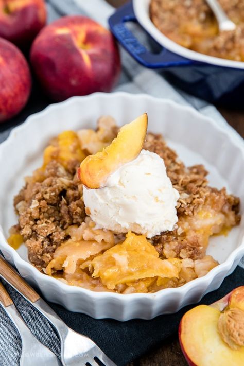 Peach Crisp is a sweet and delicious summer dessert with fresh peaches and a crisp oat topping. Lemon Cream Cheese Bars, Fresh Peach Recipes, Peach Crisp Recipe, Frozen Peaches, Peach Crumble, Peach Recipes, Baked Peach, Peach Crisp, Peach Desserts