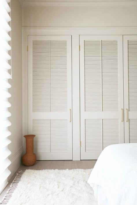 Coastal Bedroom Wardrobe, Coastal Wardrobe Design, Mediterranean Closet Design, Louvred Doors Closet, Louvre Door Wardrobe, Coastal Wardrobe Doors, Italian Bungalow, Louvre Wardrobe, Mediterranean Wardrobe