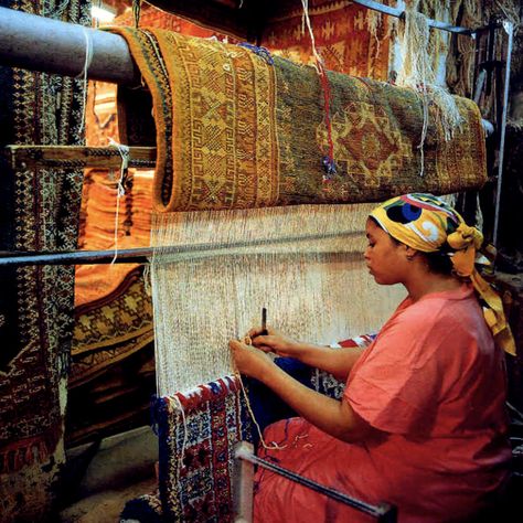 Discover Berber Carpet Weaving Traditions of Morocco – Morocco Travel Blog Design Marocain, Large Living Room Rugs, African Rugs, Morocco Travel, Berber Rugs, Handmade African, Lhasa, Woman Weaving, Moroccan Berber Rug