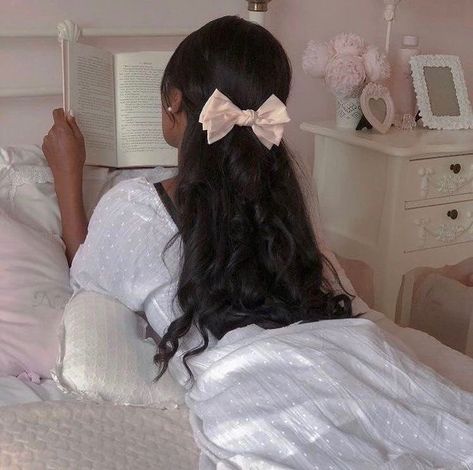 lia Twitterren: "black girls fulfilling the coquette aesthetic because i see too little of it 🩰🦢🌷 — a thread: https://t.co/CCcJ9c0Z4L" / Twitter Tapeta Z Hello Kitty, Buku Harry Potter, Black Princess, Princess Core, Photographie Inspo, Black Femininity, Princess Aesthetic, Vintage Film, Feminine Aesthetic