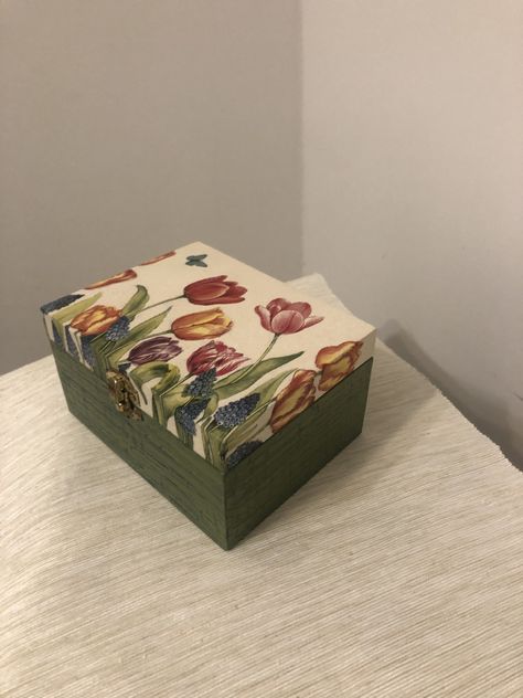 Painting Small Wooden Boxes, Mdf Box Painting Ideas, Mdf Box Painting, Paint Box Diy, Wooden Book Box Painting Ideas, Painted Keepsake Boxes, Painted Memory Box Ideas, Cute Painted Boxes Ideas, Painted Box Ideas Simple