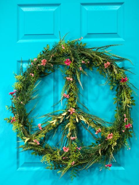 Peace Sign Wreath Diy, Diy Peace Sign, Boho Christmas Decor Ideas, Peace Sign Wreath, Yarn Ball Wreath, Orange Christmas Tree, Hippie House, Floral Christmas Tree, Diy Nature