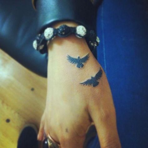 Raven Tattoo Feminine Small, Cameo Tattoo, Bird Hand Tattoo, Bird Silhouette Tattoos, Rabe Tattoo, Crow Tattoo Design, Silhouette Tattoo, Hawk Tattoo, Black Bird Tattoo