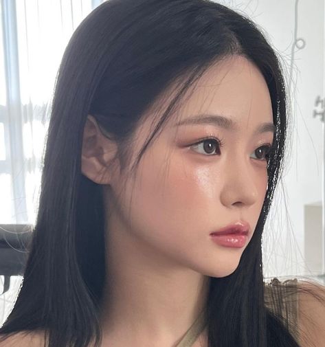 Model Makeup Natural, Makeup Asia, Light Makeup Looks, Mode Ulzzang, Peach Makeup, Soft Makeup Looks, Celebrate Diversity, Summer Makeup Looks, Formal Makeup