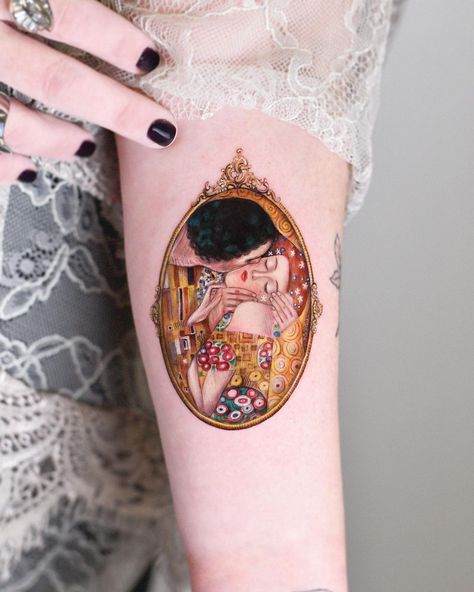 Edit Paints Tattoo, Tattoo Art Painting, Gustavo Klimt Tattoo, Gustav Klimt The Kiss Tattoo, Tattoos Of Paintings, The Kiss Gustav Klimt Tattoo, Paint Tattoo Design, Kismet Tattoo, The Kiss Tattoo