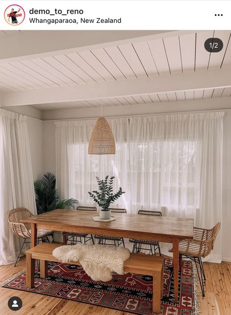 Hygge Dining Table, Boho Bench Dining Table, Boho Dinner Room, Earthy Dining Table, Wood Ceilings Living Room, Boho Dinner Table, Dining Room With Carpet, Hygge Dining Room, Dining Room Design Simple