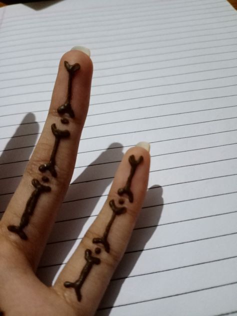 Henna Tattoos Ideas Simple, Cute Hand Designs, Hena Tato Desain Simple Aesthetic, Henna Inspo Simple Easy, Henna Drawings Easy, Easy Leg Henna Designs, Easy Henna Doodles, Shark Henna Designs, Henna Designs Halloween