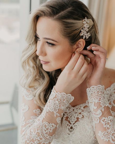 Bridal makeup and side swept curls Wedding Sides, Bridal Hair Down, Wedding Hair Side, Classic Wedding Hair, Side Swept Hairstyles, Side Hairstyles, Braut Make-up, Side Swept, Wedding Dress Pictures