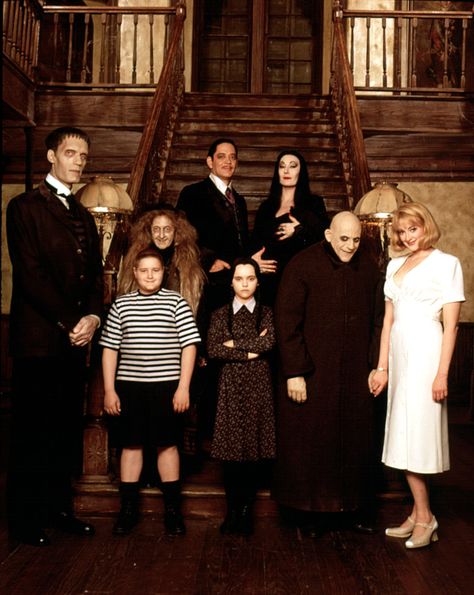 Addams Family Values Adams Family Kostüm, Adams Family Costume, Raul Julia, Addams Family Movie, Addams Familie, Addams Family Values, Charles Addams, Addams Family Costumes, Anjelica Huston