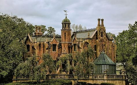 Haunted Mansion, taken from the Liberty Bell Steamboat...Magic Kingdom Haunted Mansion House, Haunted Wedding, Haunted Mansion Wallpaper, Mansion House, The Haunted Mansion, Disney Rides, Disney Haunted Mansion, Abandoned Mansions, Haunted Places