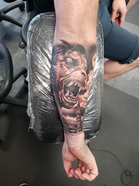 American Werewolf In London Tattoo American Werewolf In London Tattoo, Horror Sleeve, Werewolf Tattoo, Sleeve Inspiration, An American Werewolf In London, Werewolf In London, Horror Movie Tattoos, Horror Drawing, American Werewolf In London