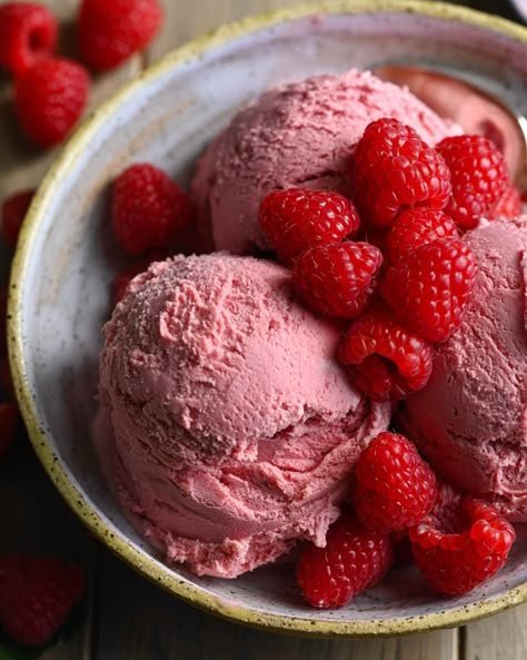 Raspberry Ice Cream Recipe, Boho Cakes, Frozen Recipes, Frozen Deserts, Dream Restaurant, Mint Chocolate Ice Cream, Food Reference, Flower Farming, Raspberry Ice Cream