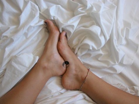 yin-yang foot tattoo Jing Y Jang, Tiny Foot Tattoos, Cute Foot Tattoos, Small Foot Tattoos, Ying Yang Tattoo, Yin Yang Tattoos, Парные Тату, Bff Tattoos, Initial Tattoo