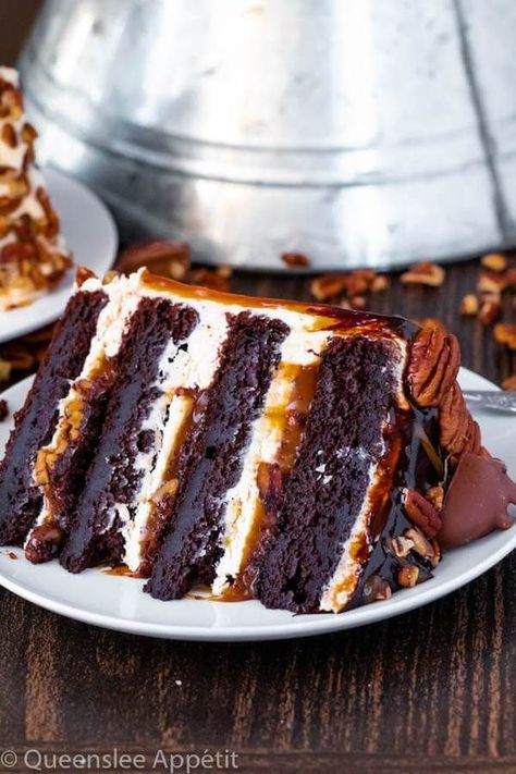 Caramel Pecan Sauce, Chocolate Cake Layers, Chocolate Layer Cake Recipe, Pecan Sauce, Chocolate Turtles, Turtle Cake, Book Cake, Layer Cake Recipes, Caramel Frosting