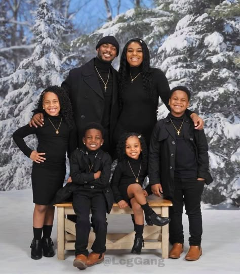 Black Christmas Family Photoshoot, Black Family Of 6 Photoshoot, All Black Family Christmas Pictures, Family Winter Photoshoot Outfits Black, All Black Christmas Pictures, Red And Gold Christmas Family Photos, Family Photos In Black Outfits, Black Families Photoshoot, Blended Black Family