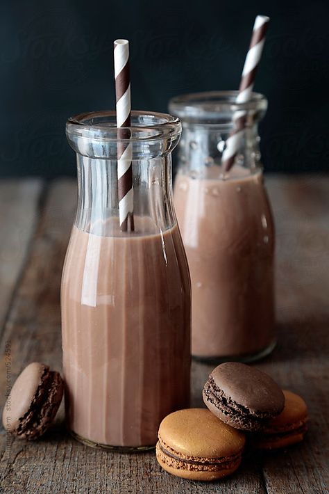 Bottles of chocolate milk with straws and macaroons on wooden table by Sandralise | Stocksy United Hot Chocolate Milk, Bebidas Do Starbucks, Chocolate Milkshake, Chocolate Drinks, Cafe Food, Macaroons, Pretty Food, Aesthetic Food, Chocolate Milk