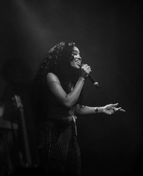 Sza Sza Black And White Picture, Black Singer Aesthetic Stage, Sza Poster Black And White, Sza On Stage, Solana Imani Rowe, Sza Singer Wallpaper, Sza Pics, Aesthetic Wallpaper Black And White, Macbook Ideas