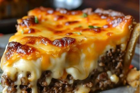 Pioneer Woman Cheeseburger Pie - recipestasteful Pioneer Woman Cheese Burger Pie, Pioneer Woman Cheeseburger Casserole, Hamburger Casseroles Pioneer Woman, Pioneer Woman Sandwich Recipes, Pie Dinner Ideas, Pioneer Woman Cheeseburger Soup, Hamburger Dishes The Pioneer Woman, Cooked Hamburger Meat Recipes, Quick Hearty Meals