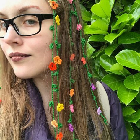 Crochet Flower Chain Pattern Free, Crochet Vine Pattern, Crochet Vines Free Pattern, Renfaire Crochet, Vine Crochet Pattern, Crochet Flower Vine, Crochet Vines And Leaves Pattern, Crochet Hair Accessories Free Pattern, Crochet Fairy Pattern