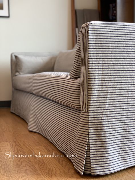 Stripped Couches Living Rooms, Pinstripe Couch, Ticking Stripe Sofa, Sofa Upholstery Ideas Fabrics, Stripe Couch, Striped Living Room, Stripe Sofa, Striped Couch, Living Pequeños