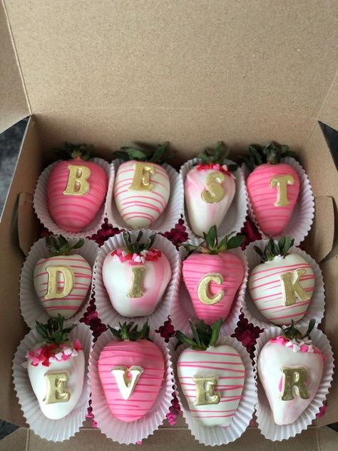 50+ Valentines Day Strawberries with Messages - Hike n Dip Cute Valentines Strawberries, Food Gifts For Boyfriend, Covered Strawberries Ideas Valentines For Him, Cute Boyfriend Gifts Valentines Day, Strawberry For Boyfriend, Cute Baking Ideas For Boyfriend, Cute Chocolate Covered Strawberry Ideas, Vday For Boyfriend, Valentines Dessert For Boyfriend