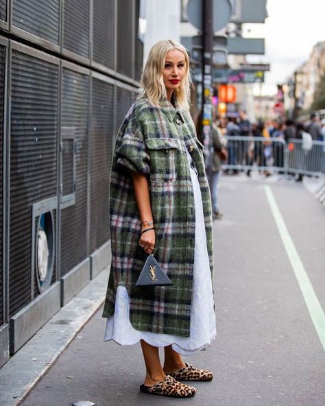 The Isabel Marant Étoile Gabrion coat is on every influencer's wish list Estilo Hippie, Paris Fashion Week Street Style, Looks Street Style, Street Style Paris, Street Style Inspiration, Cool Street Fashion, Fashion Week Street Style, 가을 패션, Street Style Looks