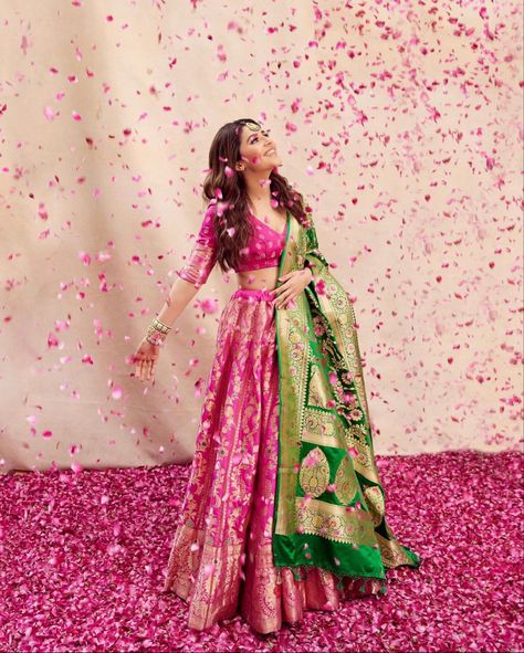 I am in absolute love with this colour combination! Outfit: Warpandweft. Isha Multani, Mehandi Outfits, Banarasi Lehenga, Simple Lehenga, Mehendi Outfits, Indian Bridal Photos, Wedding Lehenga Designs, Lehenga Designs Simple, Green Lehenga