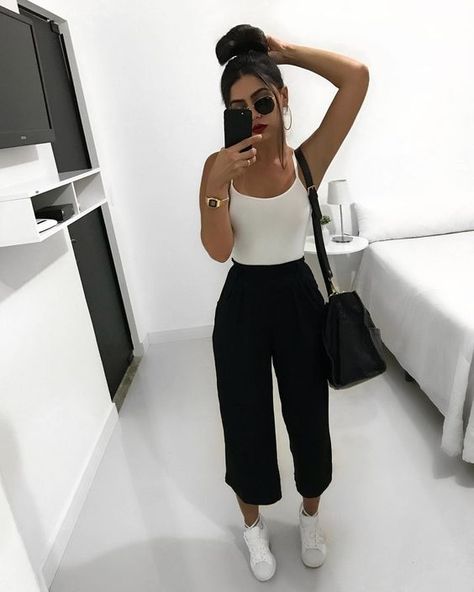 12 looks para inspirar seu fim de semana. Regata branca, calça pantacourt, tênis branco, maxi bolsa preta Vestiti Edgy, Teenage Outfits, Paris Outfits, Outfit Trends, Ținută Casual, Modieuze Outfits, Causual Outfits, Outfits Verano, Casual Summer Outfits