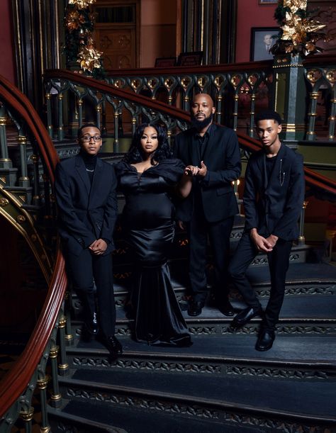 Family Stairs Photography, Black Christmas Pictures Family Photos, Family Staircase Photoshoot, Glam Family Photoshoot Studio, Teenager Family Photoshoot, Black Family Christmas Photoshoot, Glam Family Photos, Holiday Family Photo Outfits, Glam Family Photoshoot