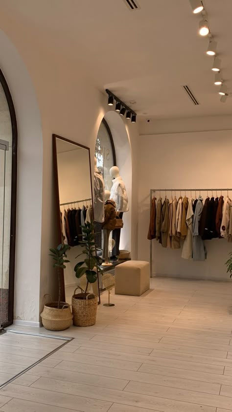 Fancy Boutique Interior, Clothing Shop Ideas Boutiques, French Boutique Aesthetic, Aritzia Store Interior, Aesthetic Boutique Interior, Clothing Store Interior Design Ideas, Small Showroom Ideas, Aesthetic Clothing Store Interior, Fitting Room Ideas Boutique