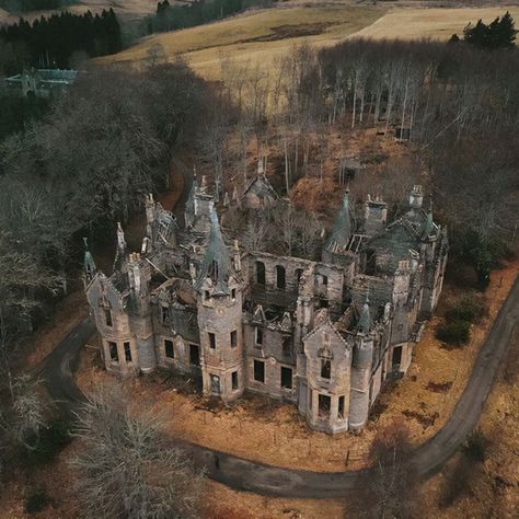 Abandoned Dunalastair Castle, Scotland Architecture Antique, Lake Iseo, Creepy Houses, Abandoned Mansion, Old Abandoned Houses, Castle Scotland, Castles In Scotland, Abandoned Castles, Scotland Castles