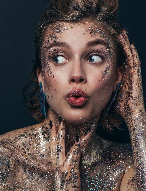 GLITTER ME PRETTY! – Issuu Glitter Photo Shoots, Glitter Photography, Photographie Portrait Inspiration, Glitter Photo, Self Portrait Photography, Creative Portrait Photography, Model Poses Photography, Makeup Photography, Creative Portraits