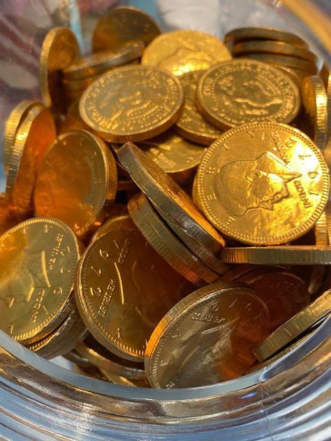 $0,60 Gold Coins Chocolate, Gold Coins Aesthetic, Gold Coin Chocolate, Gold Trinkets, Chocolate Money, Chocolate Gold Coins, Money Doesnt Buy Happiness, Gold Food, Apple Picture