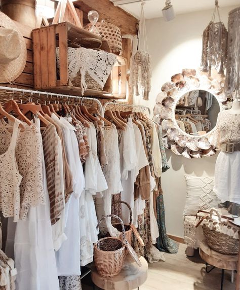 Boho Boutique Ideas, Cozy Boutique Interior, 10 X 10 Booth Display Ideas, Van Boutique, Small Botique Interiors Ideas, Small Boutique Decor, Boho Boutique Decor, Mini Boutique Store Ideas, Botique Interiors Ideas