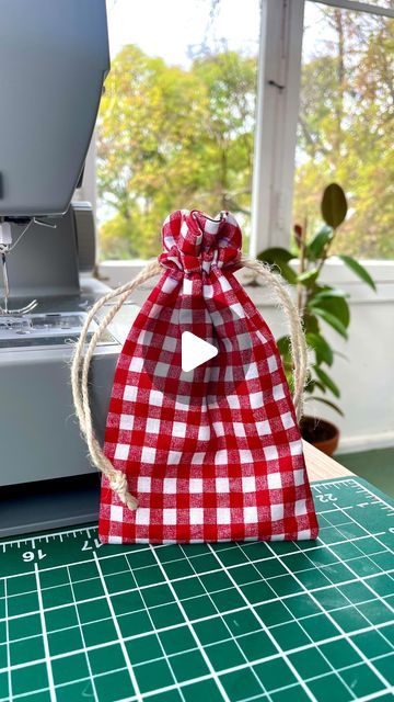 Jessica Shaw on Instagram: "Let’s make a DIY pouch! 🪡👝 (perfect for storing sourdough if you’re a fellow bread-maker) 🥖 You’ll need: -Cotton or linen fabric (I used unbleached muslin for the lining because… 🥖) -All purpose thread -Cotton cording or jute twine (I used thicker cording for the big pouch and twine for the small pouch) These pouches are so easy to make, they’re reusable, washable, and make perfect gift bags! PLUS you could even sew straps on and make it into a little drawstring backpack 🤩🎒 a fun lil beginner-friendly project! #sew #sewing #sewistsofinstagram #sewistofinstagram #sewist #pouch #diy #sewingtutorial #sewingproject #beginnersewing #sewsewsew #sewinglove" Sew Straps, Homemade Gift Bags, Drawstring Bag Diy, Diy Pouch, Small Drawstring Bag, Pouch Diy, Pouch Tutorial, Reusable Gift Bags, Diy Bags