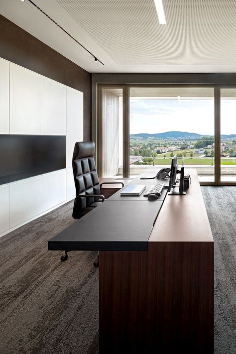 The spacious desk’s architecture made for management offices wins with clarity. With its powerful aesthetics, the streamlined proportions generate an impressive aura. For vision and trust on C level. Photo: Petra Kellner, Amberg #furniture #interior #luxuryinteriors #luxuryfurniture #design #moderndesign #modernism #madeingermany #executive #desk #office #work Executive Desk Office, Office Room Design, Luxury Office Furniture, Executive Office Furniture, Walter Knoll, Office Plan, Modern Office Design, Luxury Office, Unique Buildings