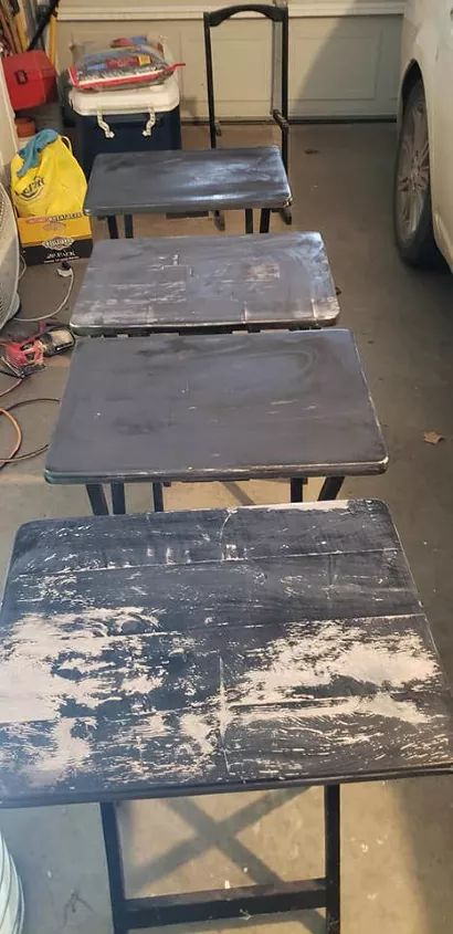 I had bought these old TV trays at a garage sale with the intent of refinishing them using chalk paint but after seeing all the posts on faux marble finish, I decided to try this instead. #diy #decor #refinish Paint Tv Trays, Painted Tv Trays, Wooden Tv Trays, Tv Tray Makeover, Metal Tv Trays, Trays Diy, Faux Marble Paint, White Interior Paint, Farmhouse Blankets