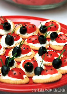 Serve up these adorable little RITZ ladybugs as a tasty snack for the kids. Ladybug Appetizers, Veggie Lunch Ideas, Veggie Tray, God Mat, Deilig Mat, Snacks Für Party, Fun Kids Food, Kids Snacks, Kids Lunch