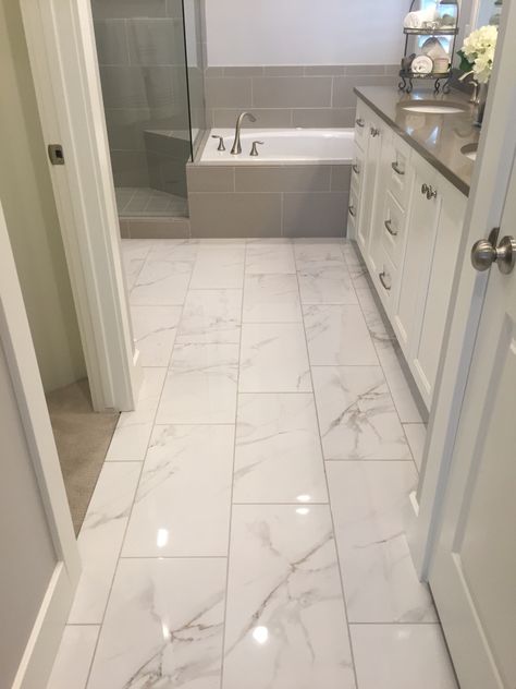 Makeover Kamar Mandi, Marble Tile Bathroom, Marble Flooring, Bathroom Tile Designs, Hus Inspiration, Bathroom Floor Tiles, Marble Bathroom, Bathroom Renos, Bathroom Floor