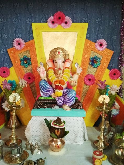 Big Ganpati Decoration Ideas, Real Flower Decoration, Flower Decoration At Home, Jay Jalaram, God Dress, Ganpati Decoration Theme, Diy Wall Hanging Crafts, Ganpati Decor, Puja Decor