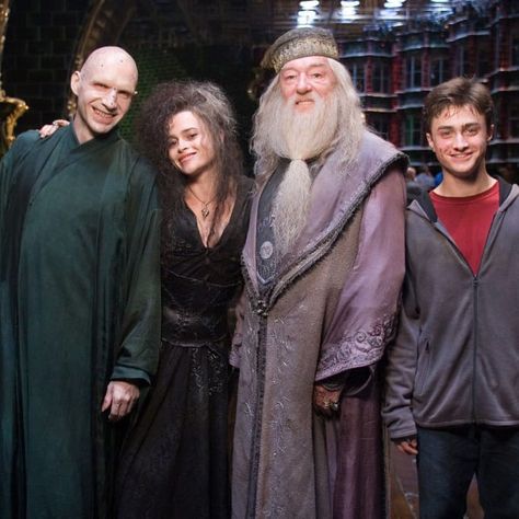 22 Awesome Behind-The-Scenes "Harry Potter" Photos You've Probably Never Seen Before Pomegranate Drawing, Hery Potter, Young Harry Potter, Harry Potter Quotes Funny, Funny Harry Potter, Citate Harry Potter, Stile Harry Potter, Louise Brealey, Gryffindor Aesthetic